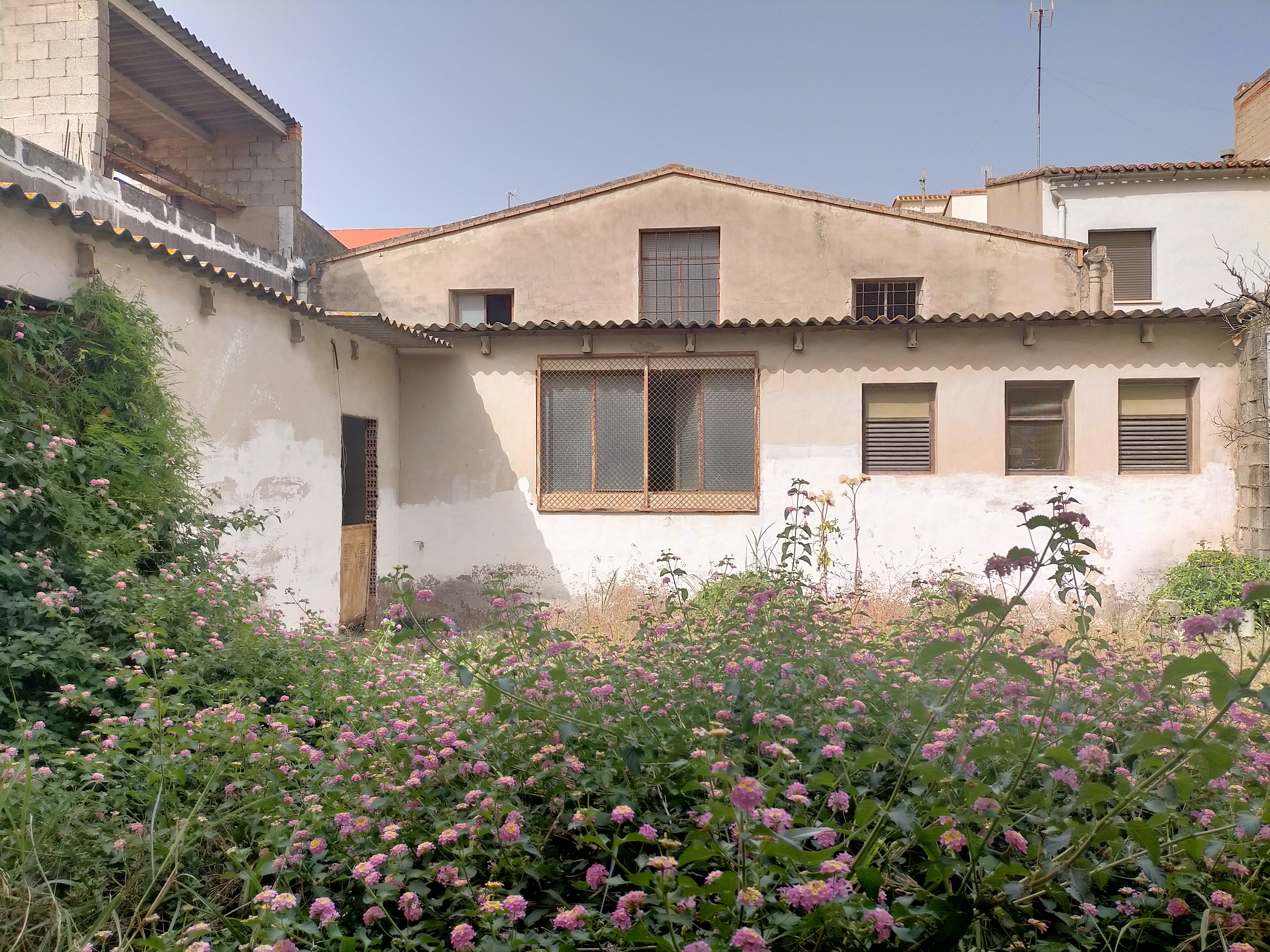 Casa independiente de dos plantas con jardín y almacenes en Ondara