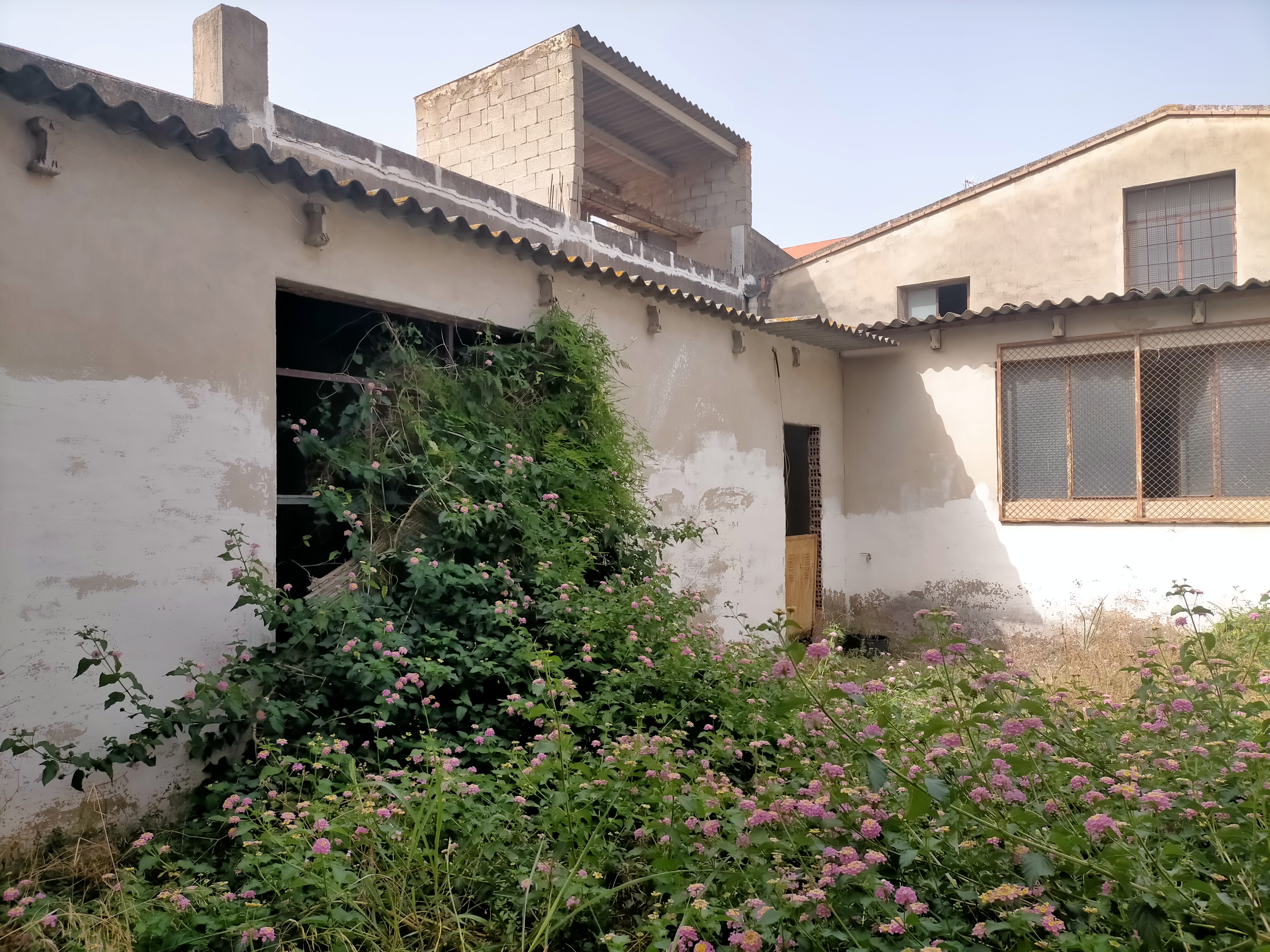 Casa independiente de dos plantas con jardín y almacenes en Ondara
