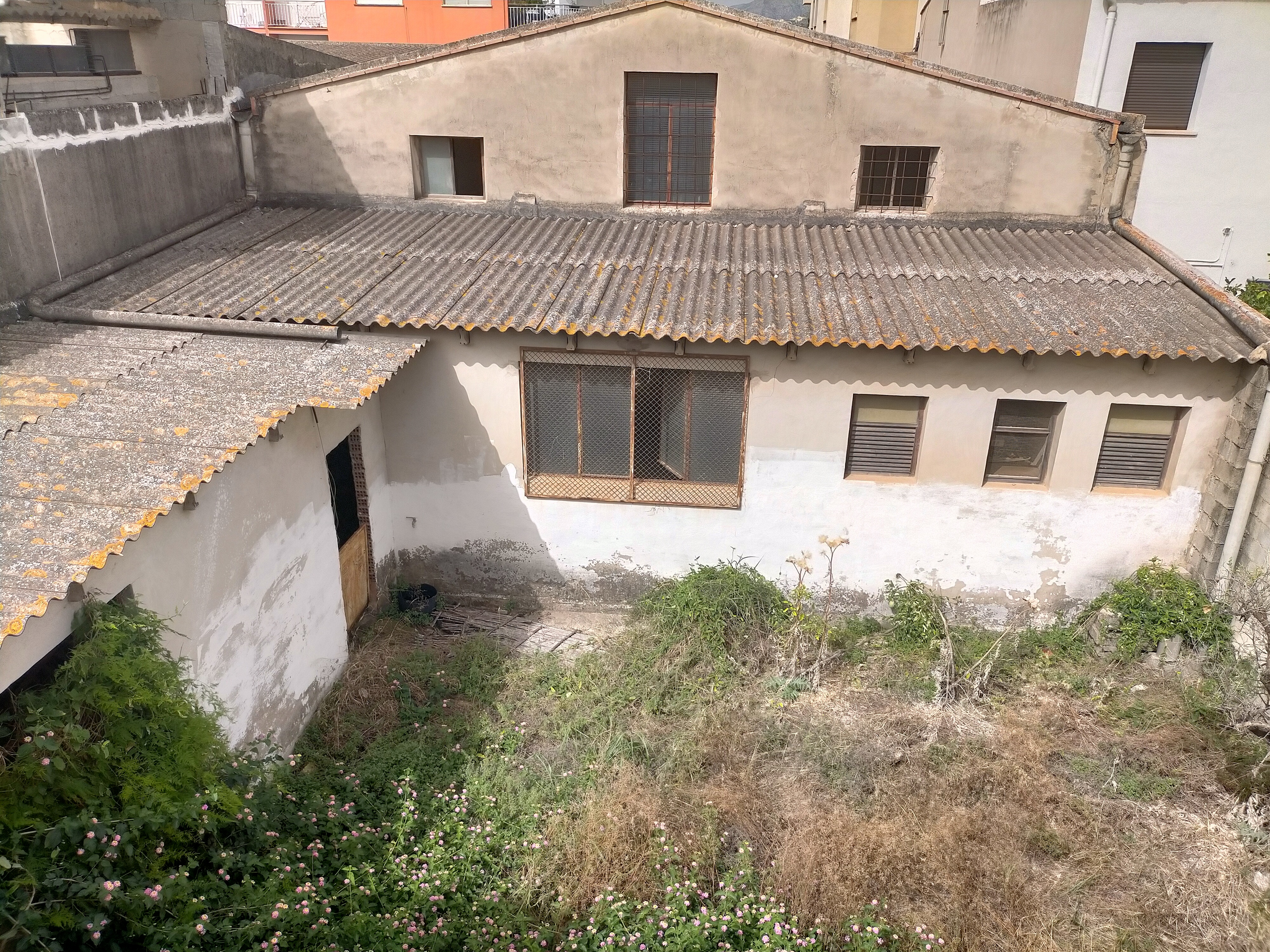 Apartment and warehouse for sale in Ondara