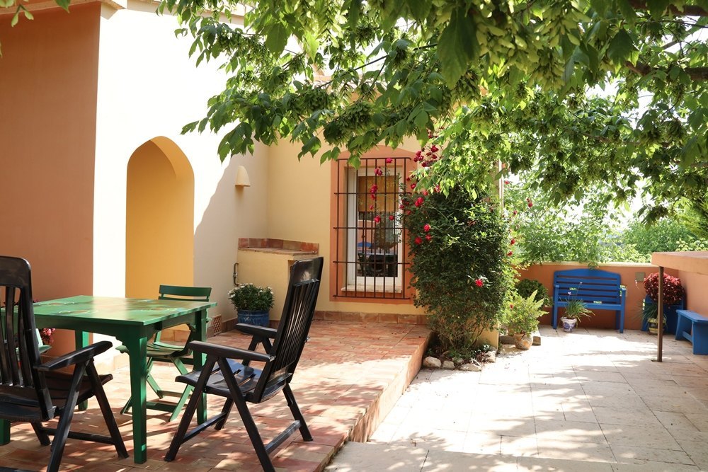 Prachtige villa Masia RiuSeñor, omgeven door olijfbomen en fruitbomen