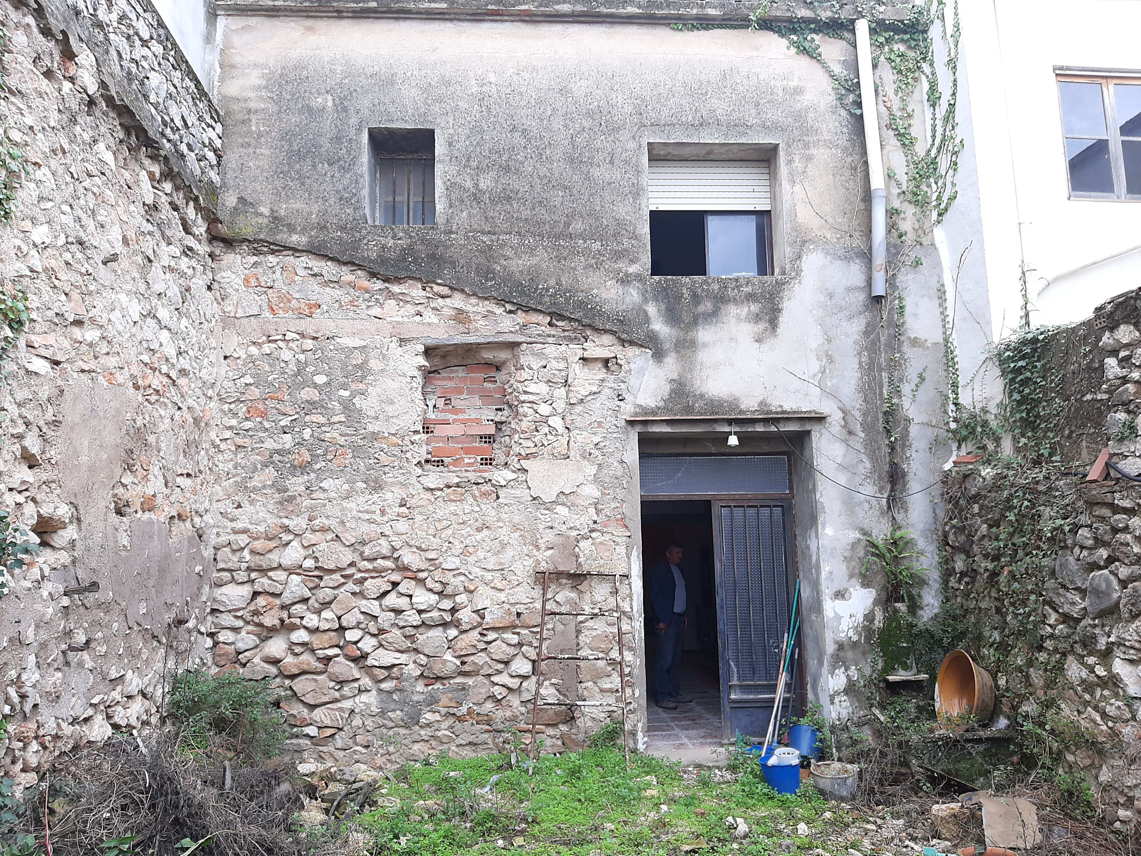Village house to reform in the center of Orba